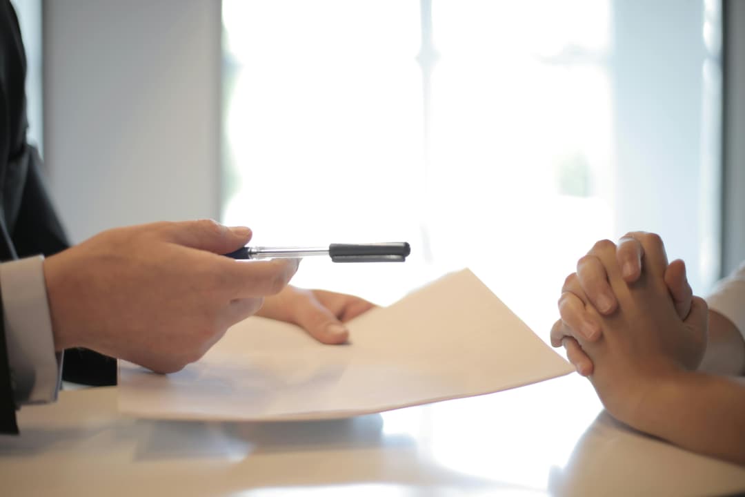 Profissional jurídico analisando documentos